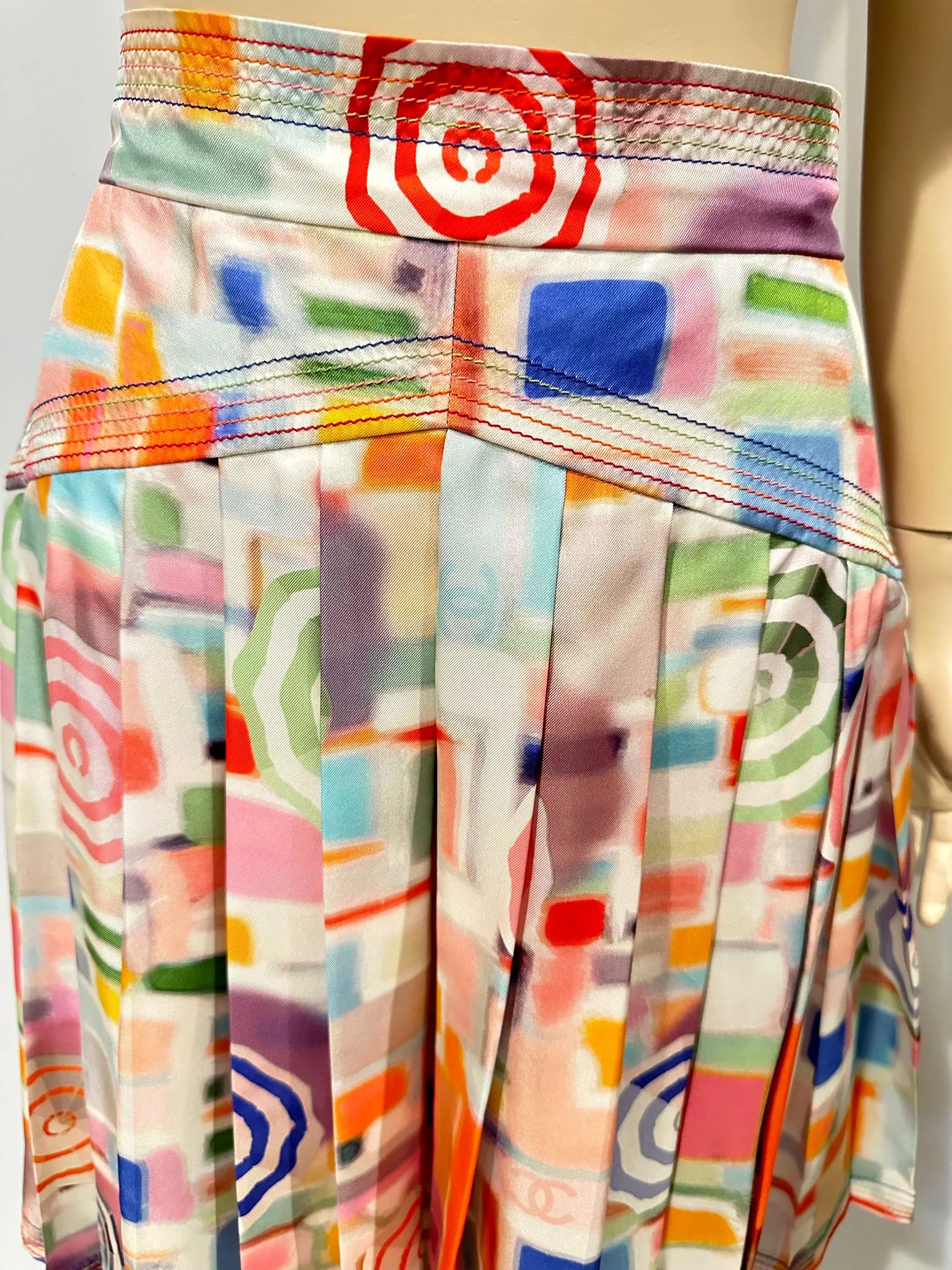 Chanel 19P 2019 Spring Runway Umbrella Motif Silk Multicolor Pleated Skirt FR 42 US 6