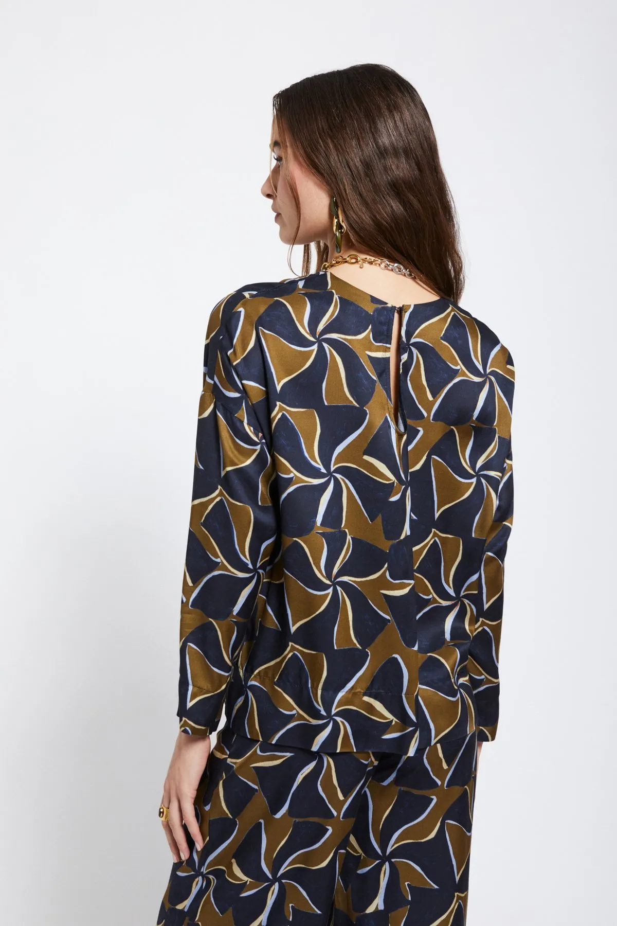 Viscose blouse with long sleeves